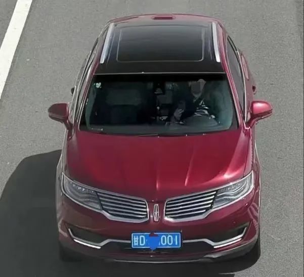 开车还敢打电话　看看谁被监控拍下了