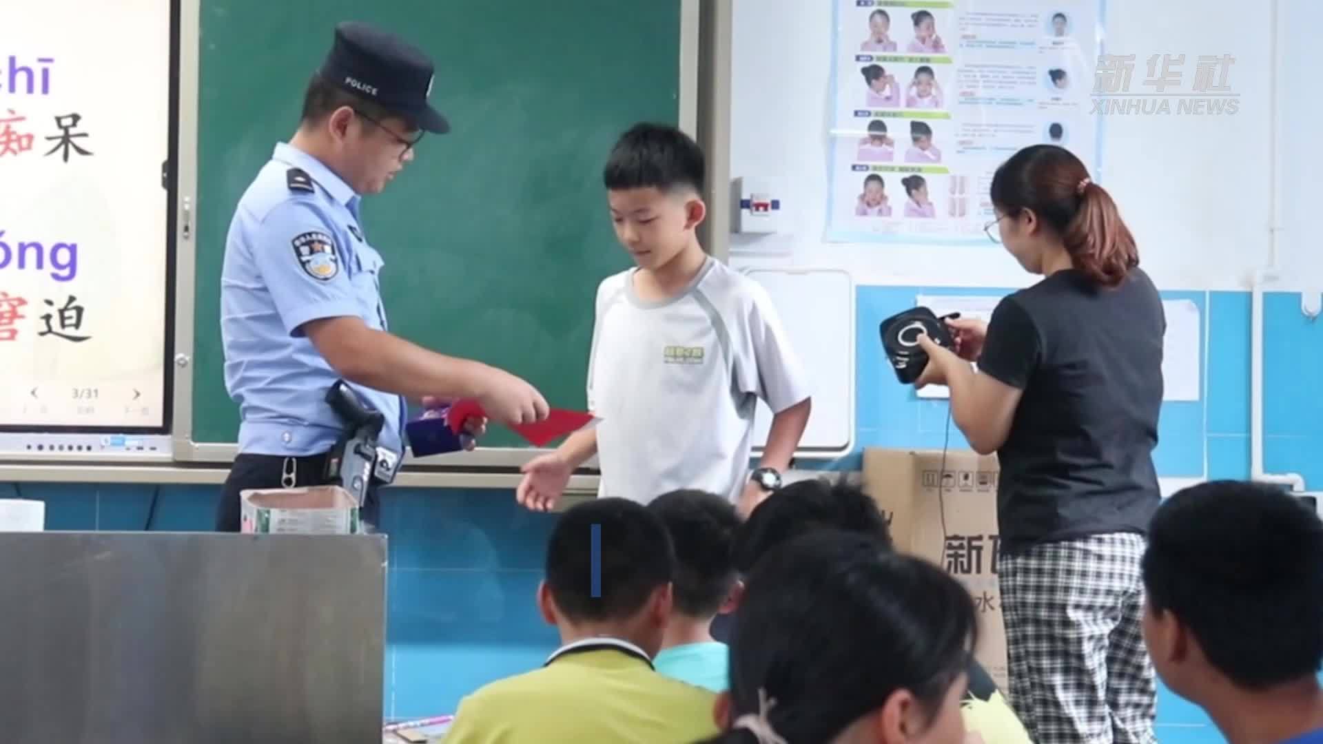 小学生救助受伤动物  民警进校表扬