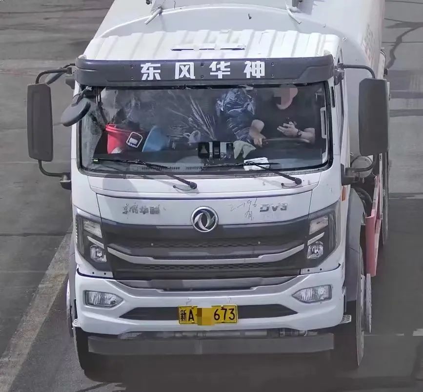 开车还敢打电话　看看谁被监控拍下了