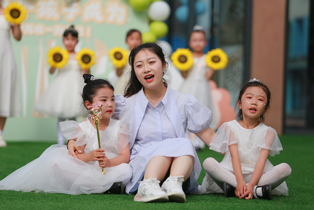 5月31日，陕西省西安市雁塔区第八幼儿园师生一起表演庆祝“六一”。新华网 郝云菲摄