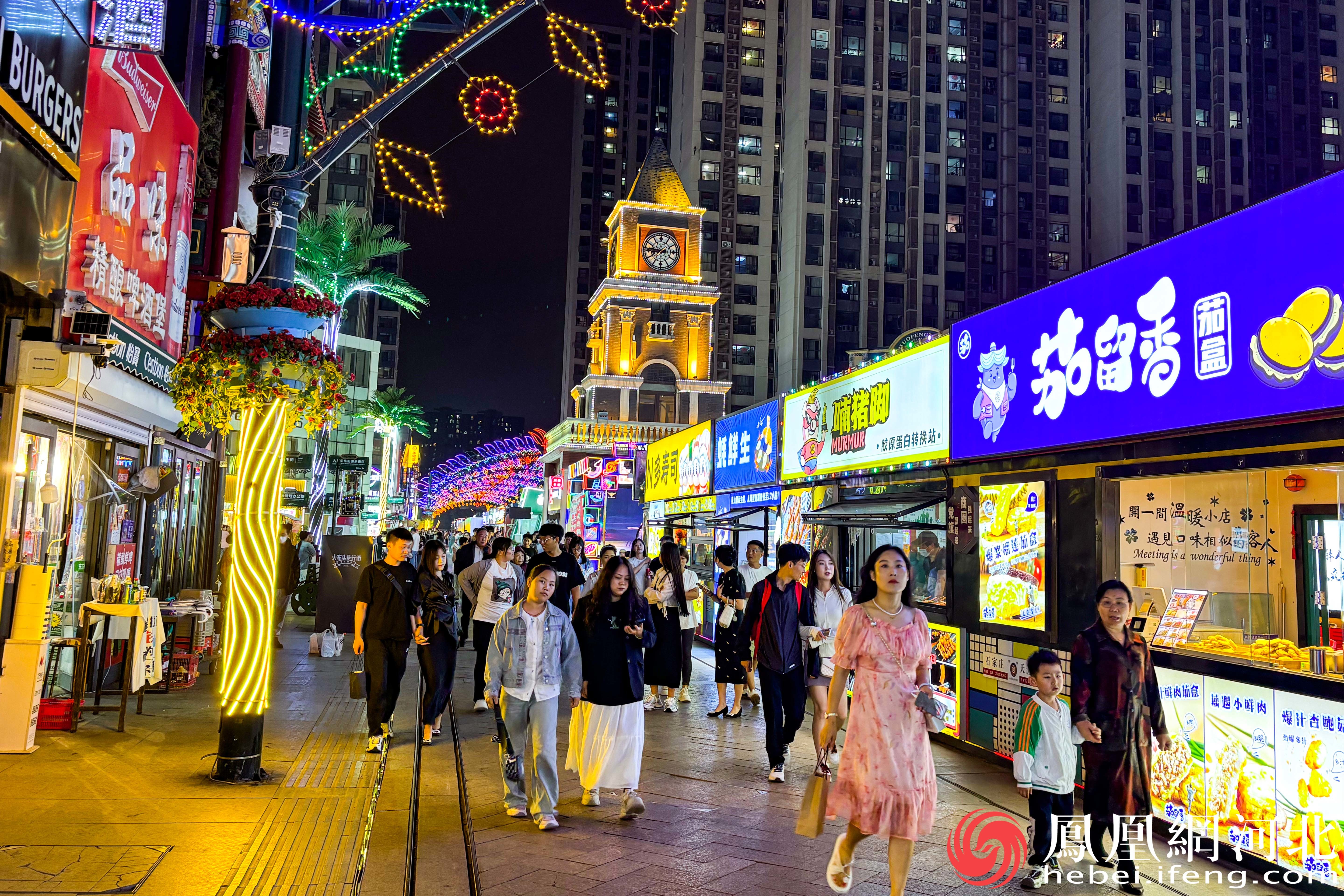 万达火车头步行街作为石家庄的一个热门地点，每晚都吸引着大量市民前来散步和购买小吃。