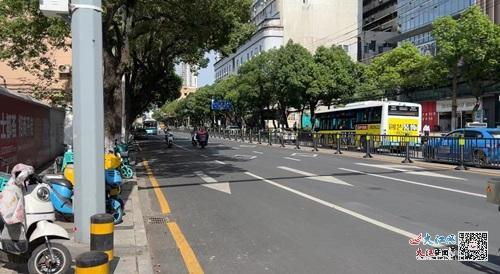 南京西路一路段非机动车道“消失”