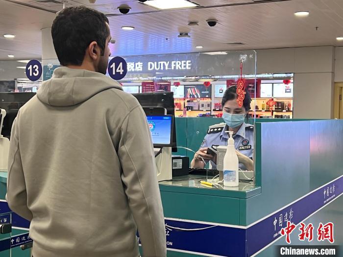 图为厦门高崎边检站全力保障2024年端午假期空港口岸旅客通关安全顺畅。　颜曼 摄