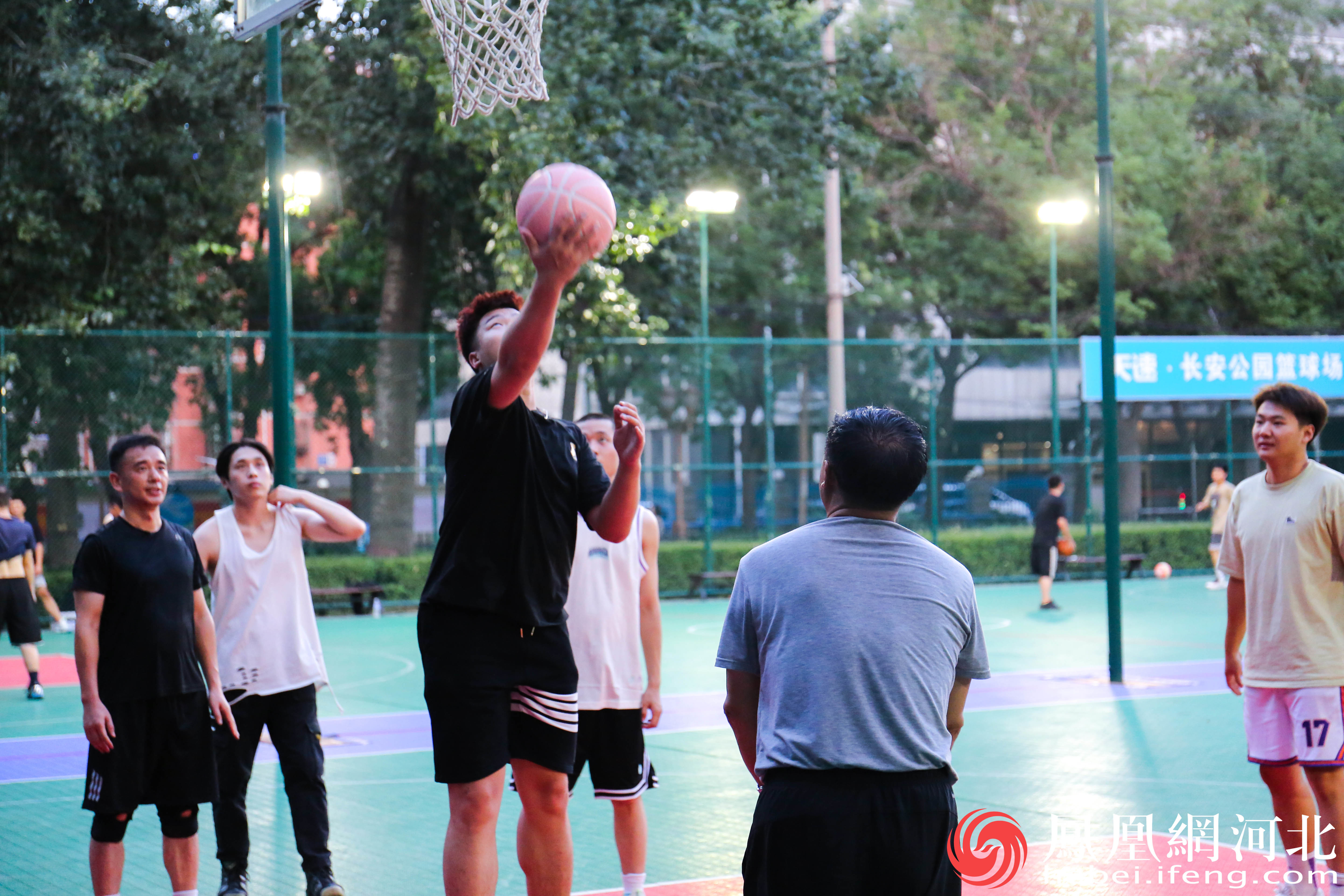 每到傍晚长安公园就成为了篮球爱好者锻炼身体的好去处。