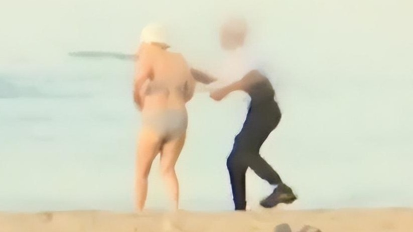 希腊记者在海滩直播时意外拍下抢劫一幕：男子一把拽走老妇脖子上的项链后逃跑