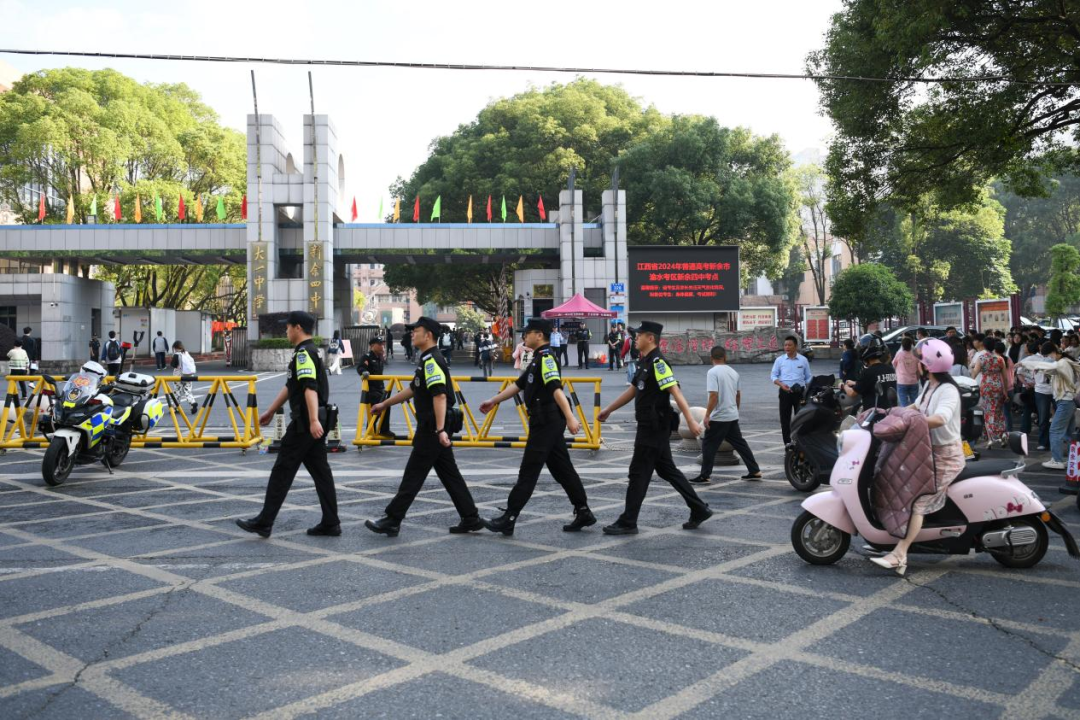 考场周围警方巡视。