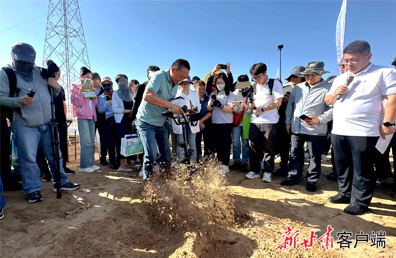 现场演示手提式挖坑机　新甘肃&middot;甘肃日报记者　金奉乾　摄