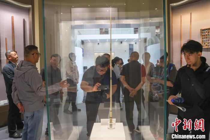 6月3日，江西上饶玉山县，记者跟随国家体育总局组织的2024年中央主流媒体赴赣新闻采风活动走进世界台球博物馆，该博物馆占地面积1.35万平方米，是世界上规模最大的台球文化博览设施，馆中追溯了台球运动600多年的发展史，全面呈现了世界各式台球运动的发展历程、装备演变、重大赛事、文化传统及台球历史名人。图为博物馆展出的法国国王路易十六王后玛丽&middot;安托瓦内特的专属球杆吸引媒体记者观看。刘力鑫 摄