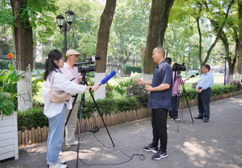 毕飞宇接受电视采访