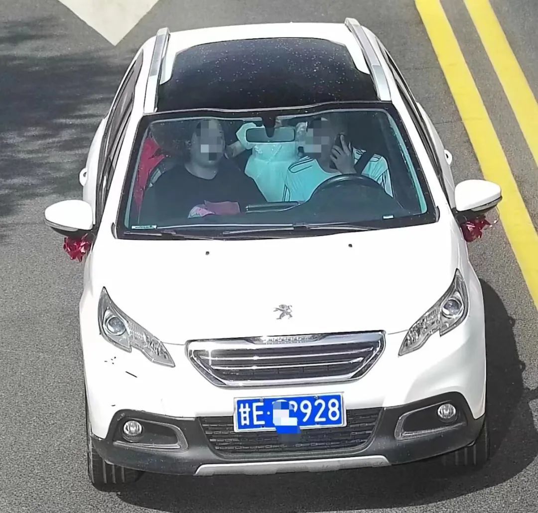 开车还敢打电话　看看谁被监控拍下了