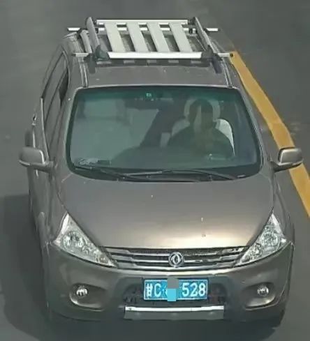 开车还敢打电话　看看谁被监控拍下了