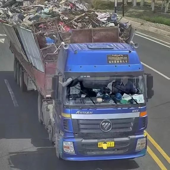 开车还敢打电话　看看谁被监控拍下了