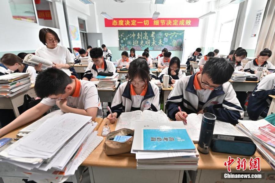 高三学子在教室内紧张复习，备战即将到来的2024年高考。中新网记者 韦亮 摄
