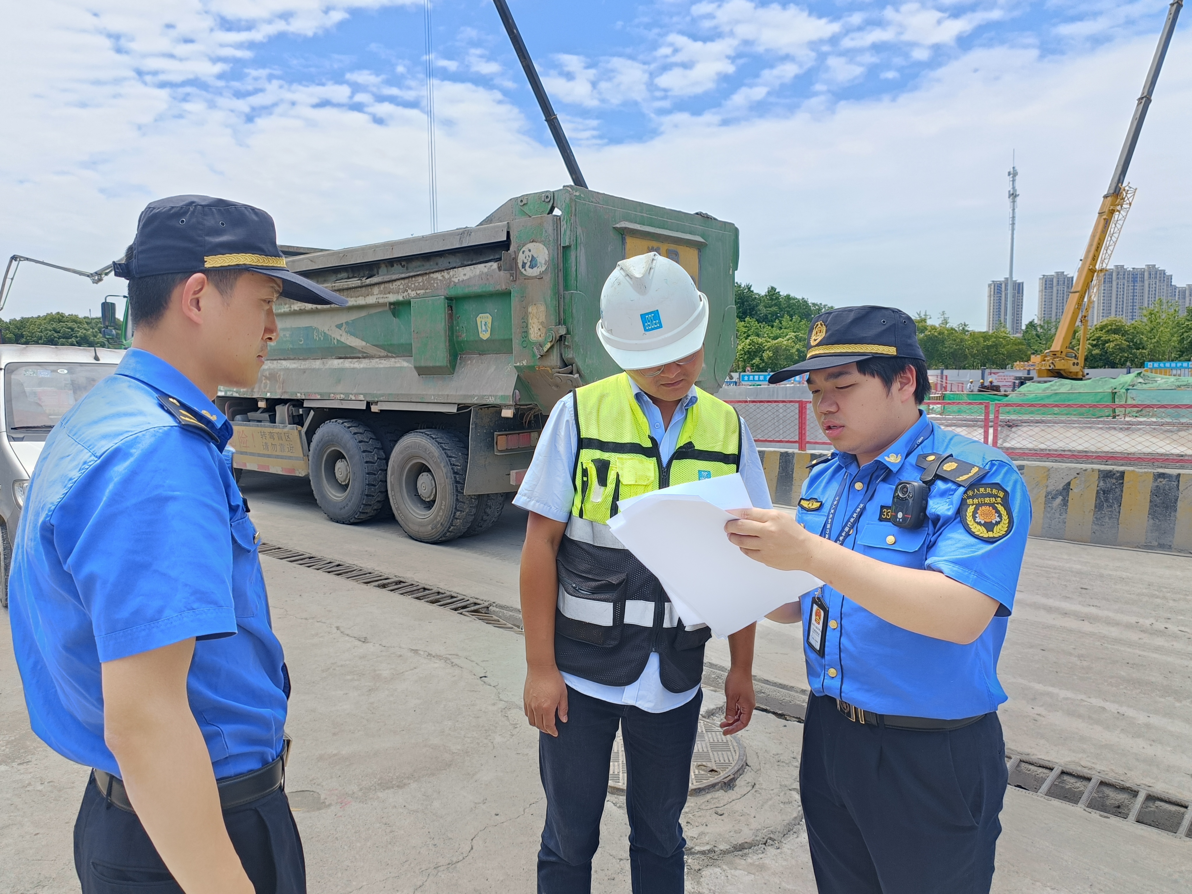 鄞州区综合执法局首南中队专门安排执法队员,提前对接宁波中学,宁波