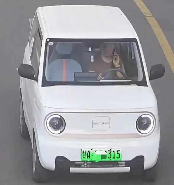 开车还敢打电话　看看谁被监控拍下了