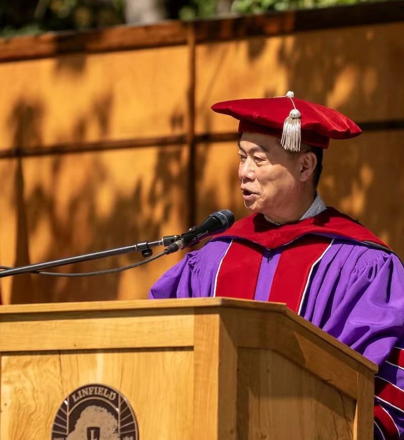 郑州西亚斯学院创办人、理事长陈肖纯博士在林菲尔德大学毕业典礼上致辞