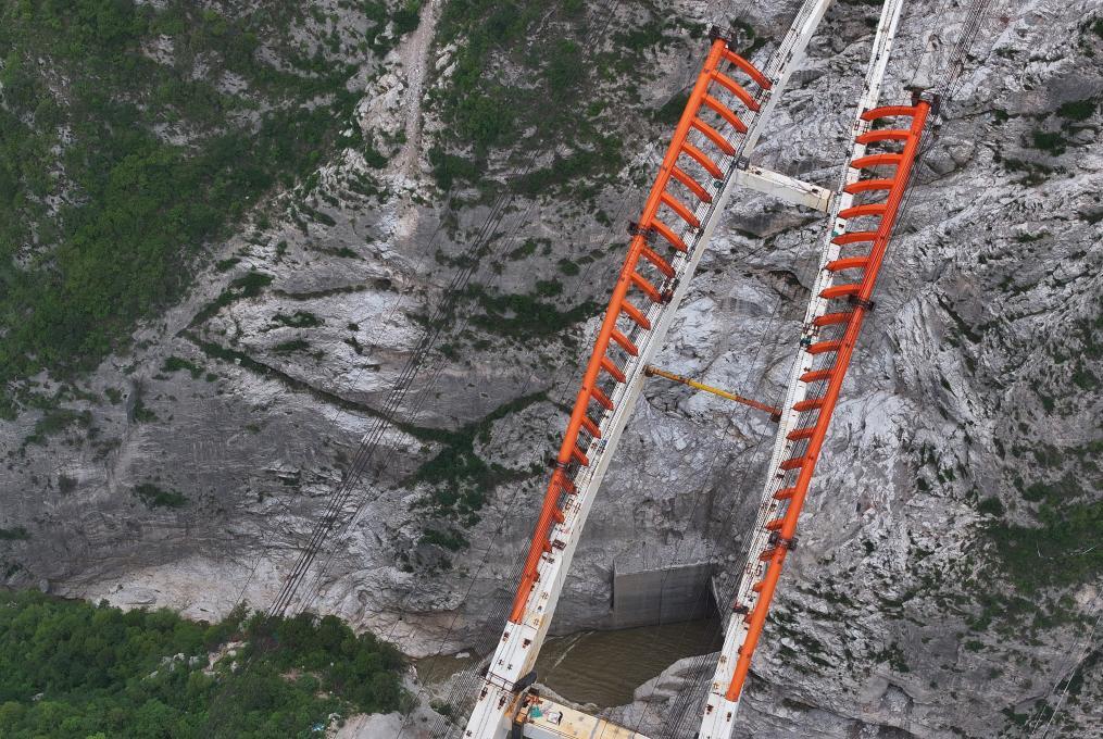 这是5月31日拍摄的陕西东庄水利枢纽泾河大桥施工现场(无人机照片)。