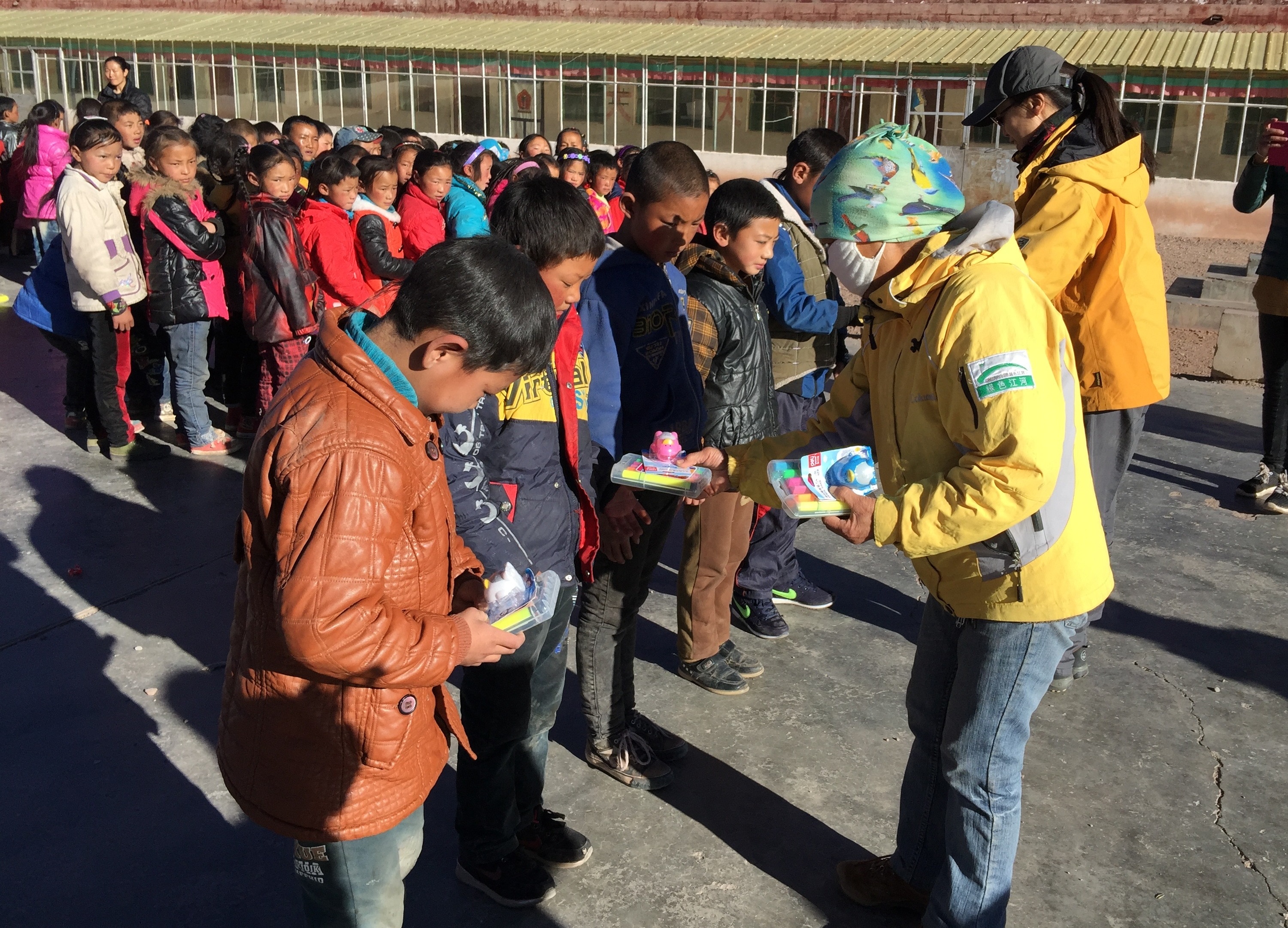 寒梅在学校支教