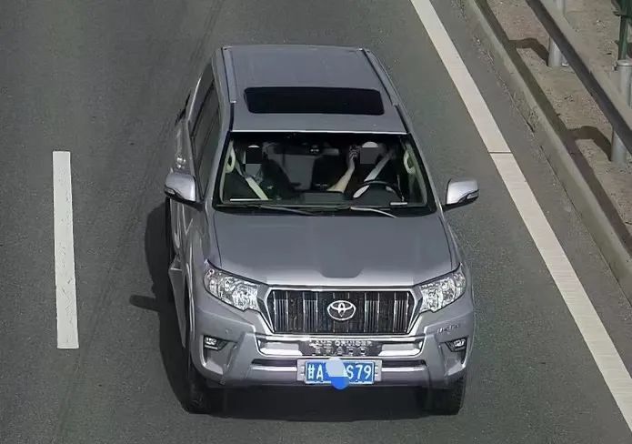 开车还敢打电话　看看谁被监控拍下了