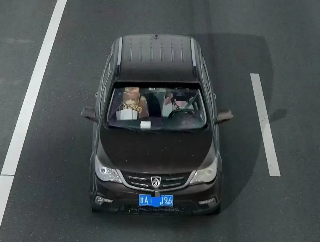 开车还敢打电话　看看谁被监控拍下了