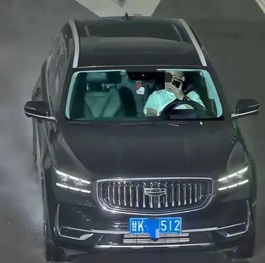 开车还敢打电话　看看谁被监控拍下了