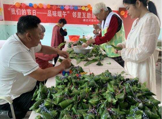 南昌县泾口乡开展"品味端午·邻里互助"包粽子活动