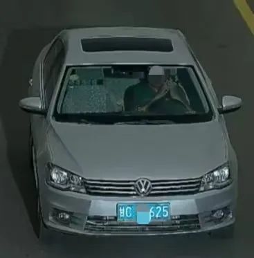开车还敢打电话　看看谁被监控拍下了