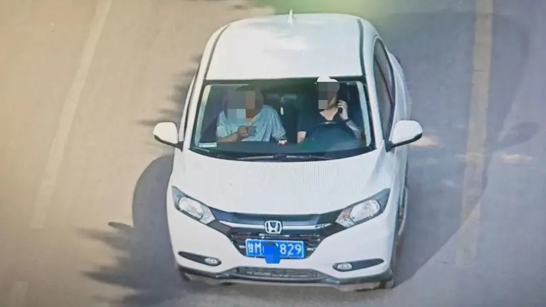 开车还敢打电话　看看谁被监控拍下了