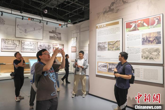 6月3日，江西上饶玉山县，记者跟随国家体育总局组织的2024年中央主流媒体赴赣新闻采风活动走进世界台球博物馆，该博物馆占地面积1.35万平方米，是世界上规模最大的台球文化博览设施，馆中追溯了台球运动600多年的发展史，全面呈现了世界各式台球运动的发展历程、装备演变、重大赛事、文化传统及台球历史名人。图为媒体记者在博物馆内参观。刘力鑫 摄