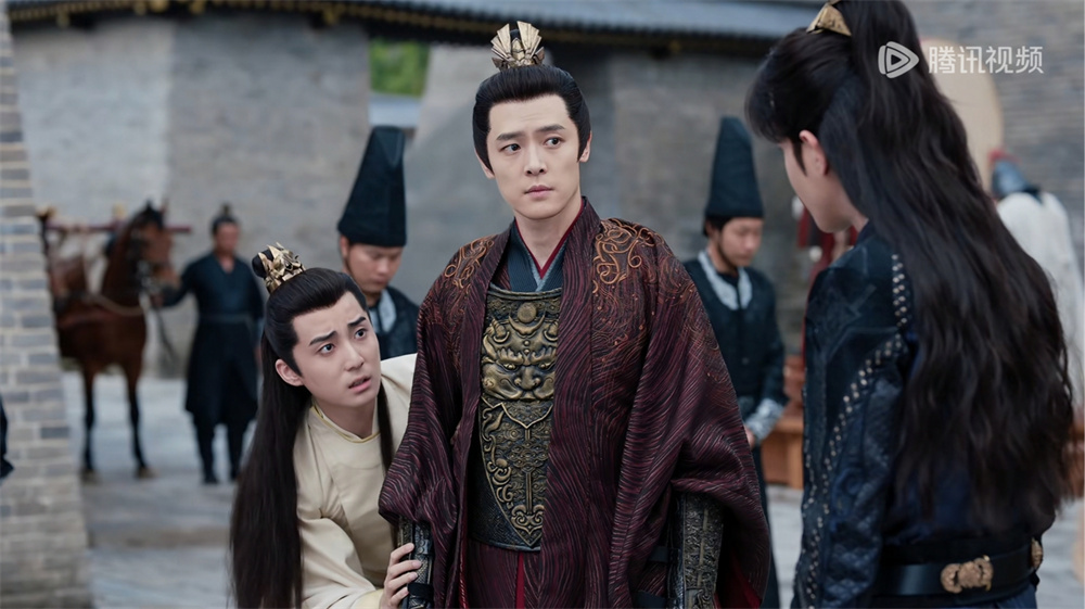 躲在哥哥身后的忙内