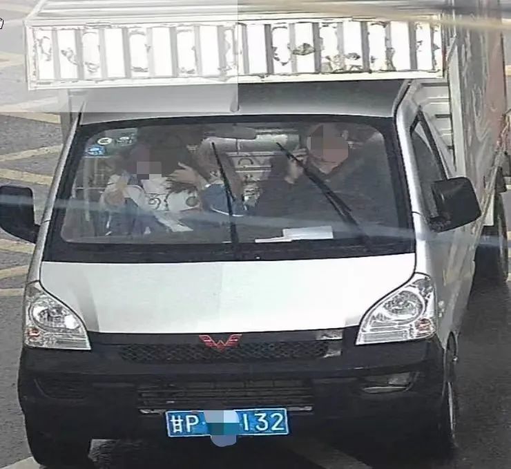 开车还敢打电话　看看谁被监控拍下了