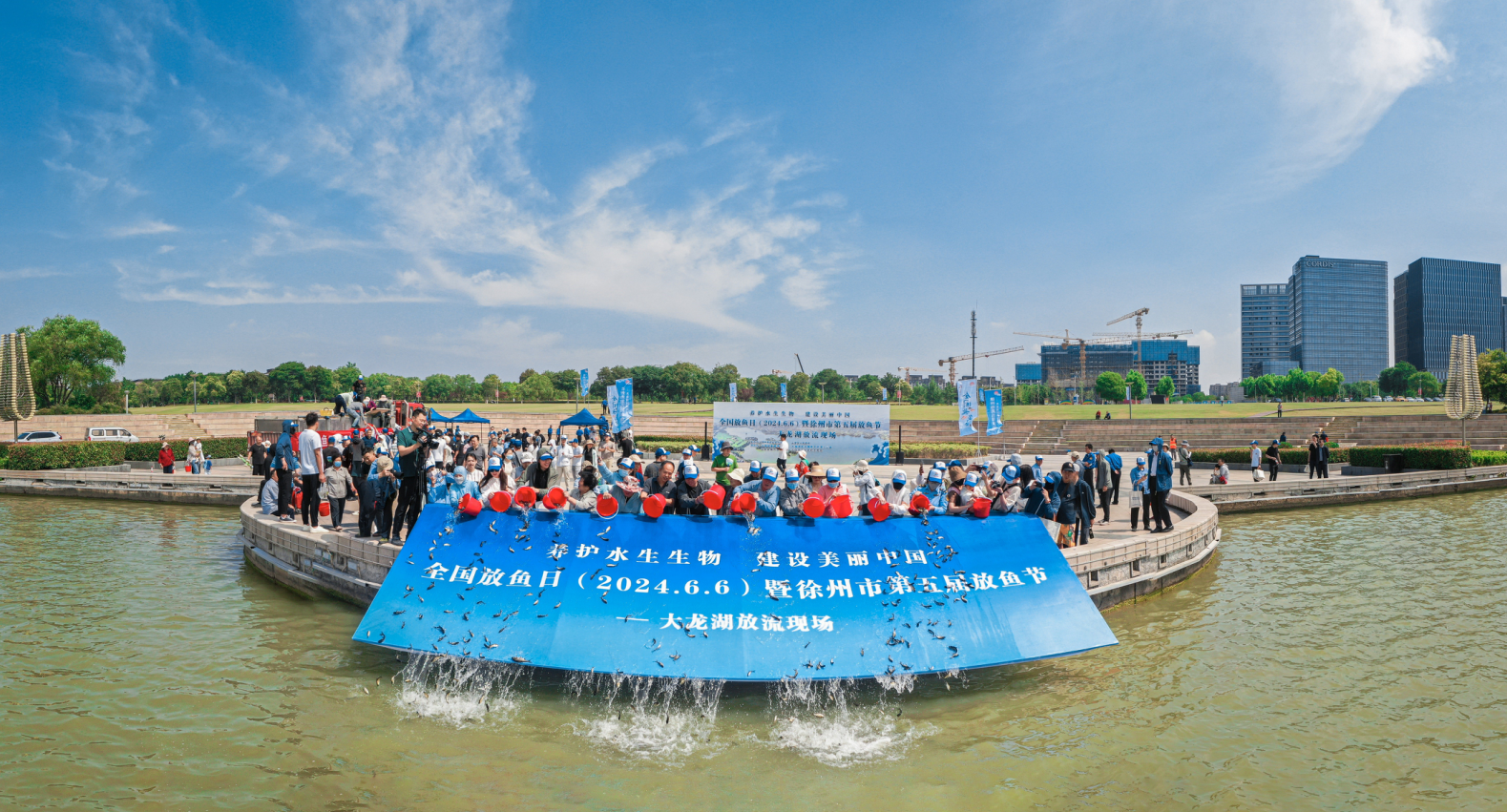 “放鱼日”，10万尾花鲢白鲢游进徐州大龙湖