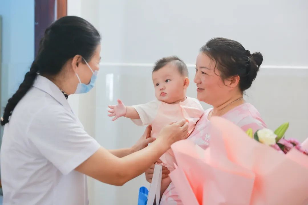新手妈妈带着孩子看望“卢妈妈”