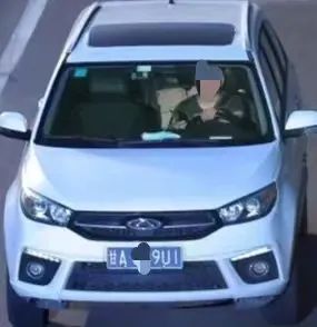 开车还敢打电话　看看谁被监控拍下了