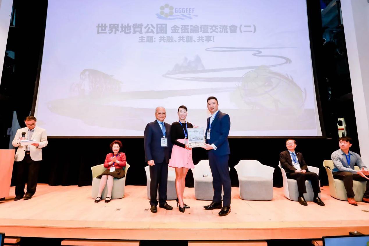 主礼嘉宾: 香港大埔民政事务专员陈巧敏女士