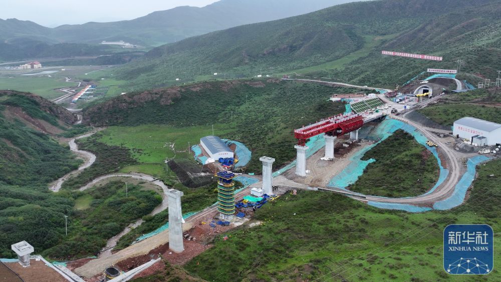 ↑这是6月3日拍摄的建设中的西成铁路甘肃段白龙江大桥（无人机照片）