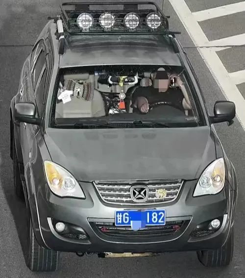 开车还敢打电话　看看谁被监控拍下了