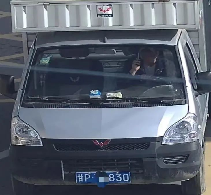 开车还敢打电话　看看谁被监控拍下了