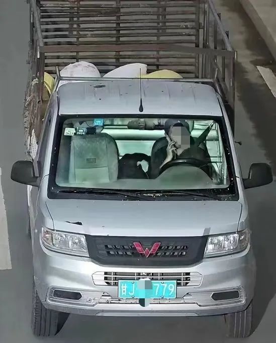 开车还敢打电话　看看谁被监控拍下了