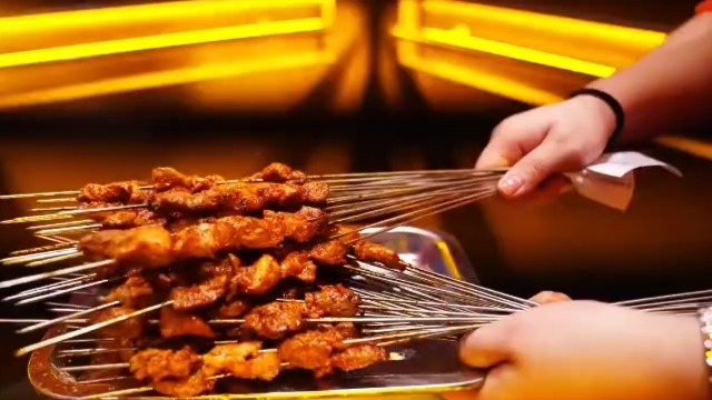 一串烤肉香飘上千年　来嘉峪关get魏晋同款美味