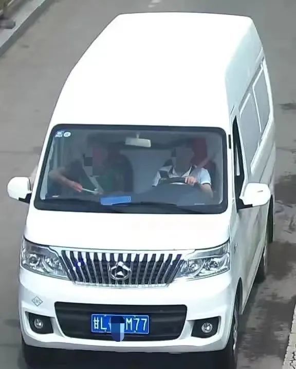 开车还敢打电话　看看谁被监控拍下了