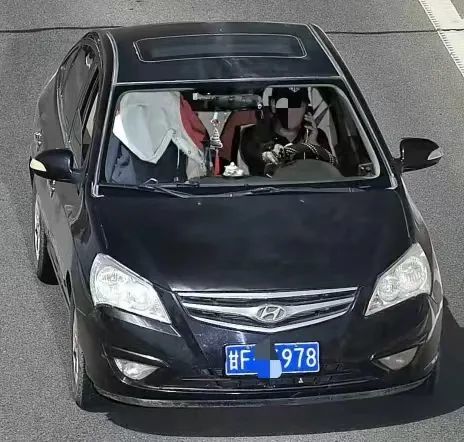 开车还敢打电话　看看谁被监控拍下了