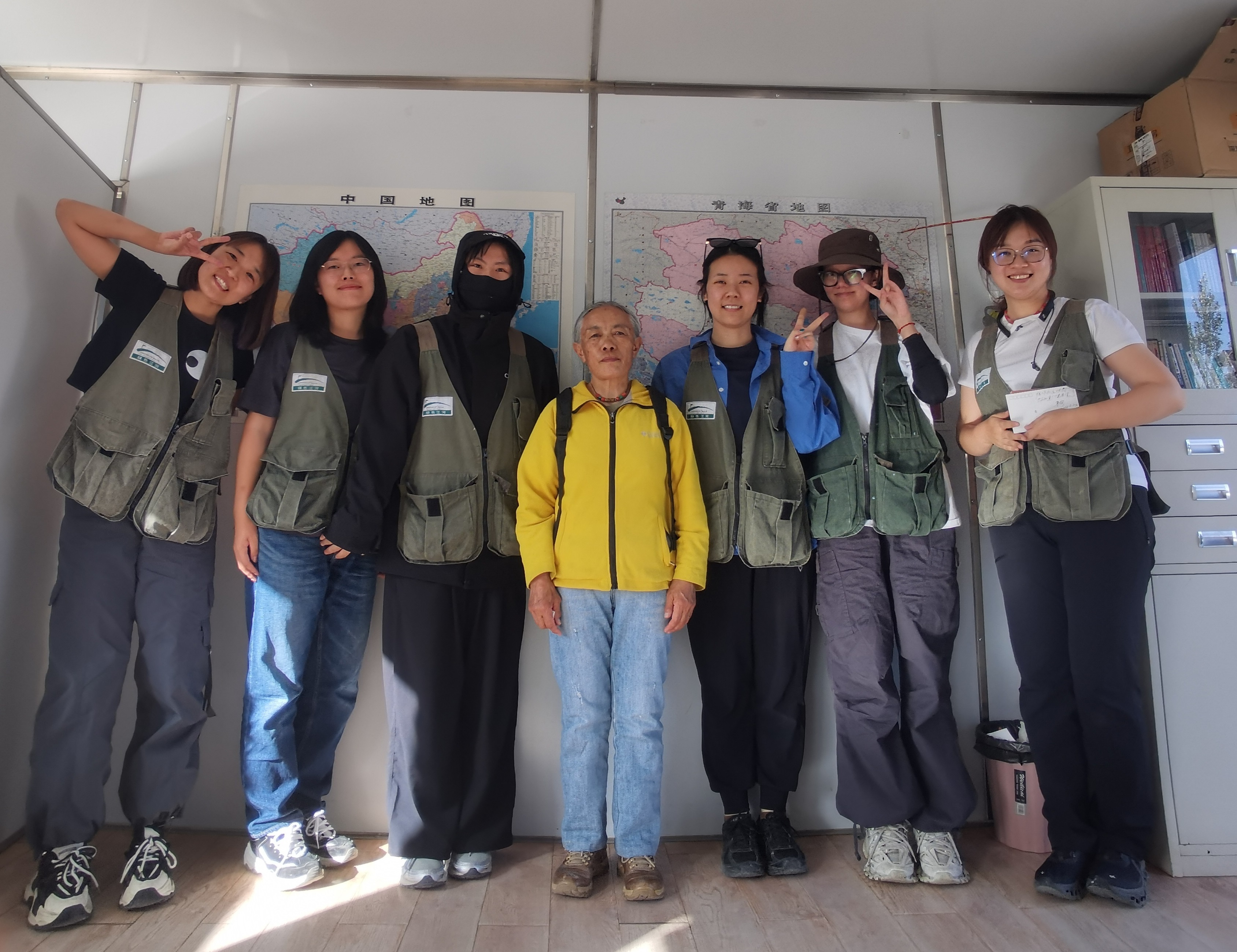 寒梅与志愿者合影