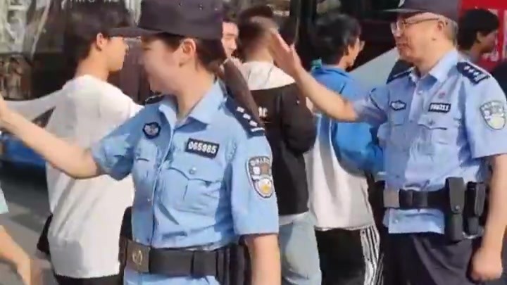 考点外警号"985""211"的警察手被拍红了