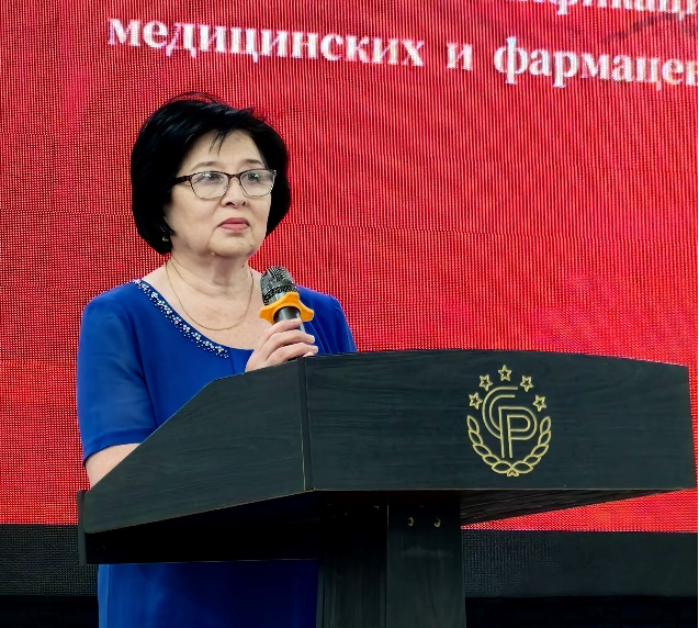 乌兹别克斯坦国立中等医学及药学从业人员继续教育中心副主任尼留发尔·阿吉莫娃·乌格里利诺夫纳致辞