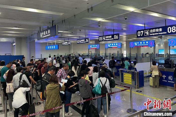 图为泉州边检站全力保障2024年端午假期口岸顺畅通关。郑晓莹 摄