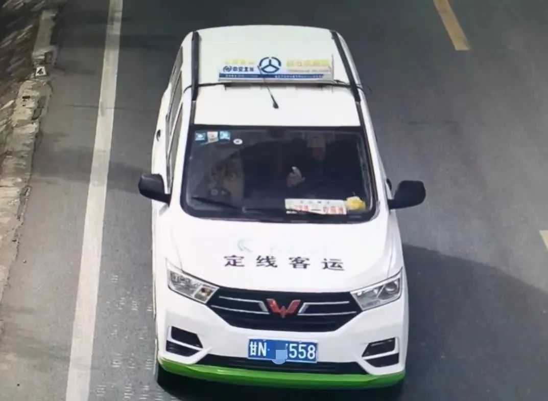 开车还敢打电话　看看谁被监控拍下了