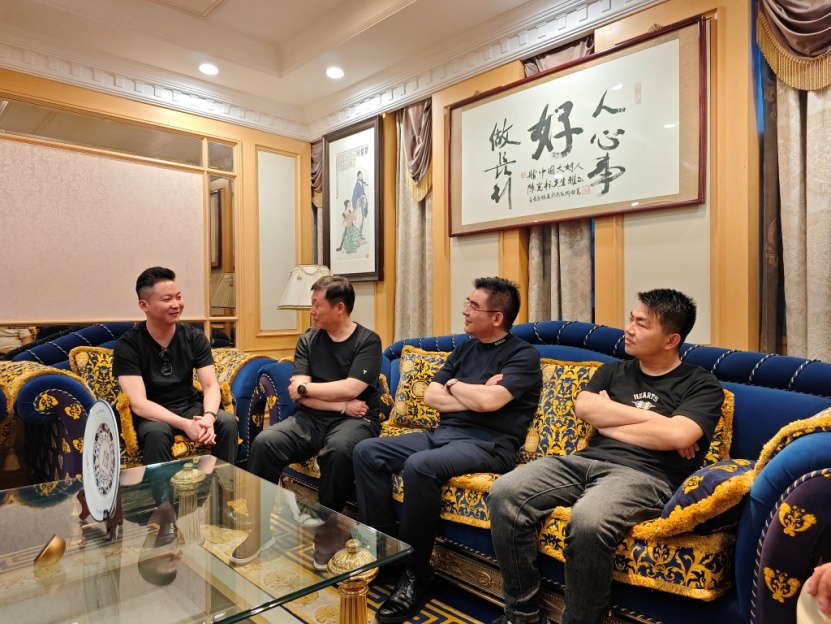 陈光标（右二）与秦增辉（左一）等一行深入交流