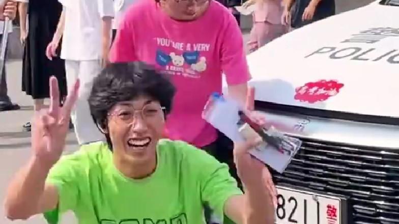车牌尾号“211”警车停中学门口，高考生纷纷摸车牌图好运