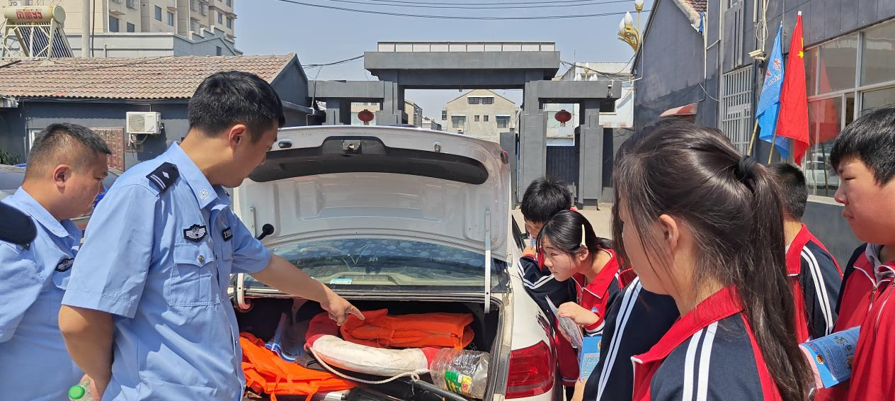 中学生进警营，感受别样“警”彩